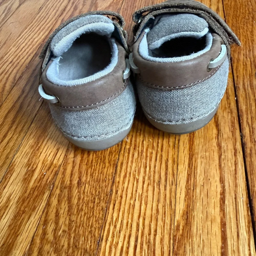 Stride Rite (Wally) Brown Kids Shoes with Velcro Strap size 6